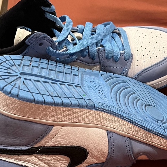 Air Jordan 1UNC Sneakers - Picture 2 of 4